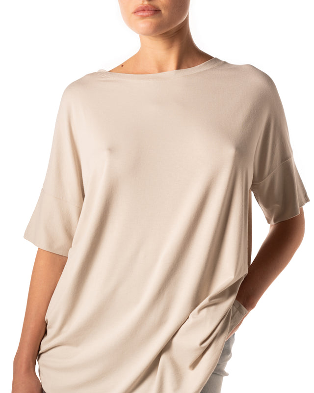 t-shirt over colore beige