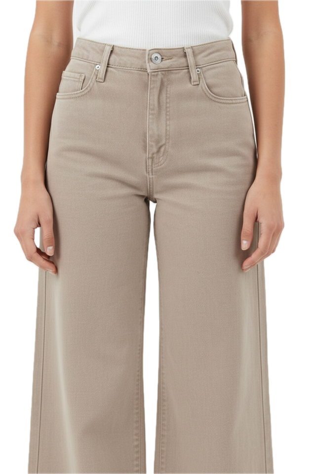 THE UNDERCOVER SNEAK